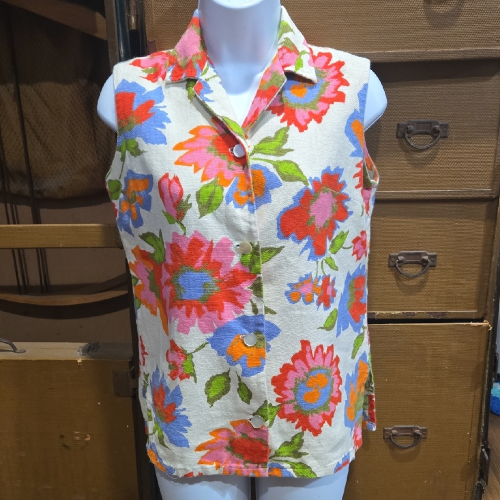 PATTY'S OF TEXAS VINTAGE 1970s FLORAL COTTAGE CORE SLEEVELESS SHIRT.  #7489